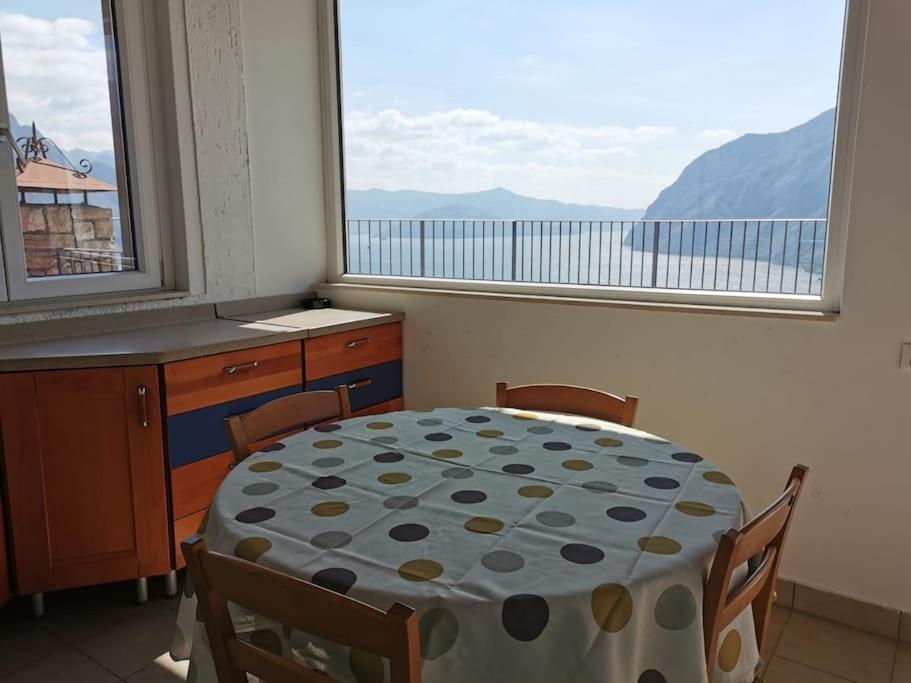 Patricia'S Apartment Riva di Solto Eksteriør billede